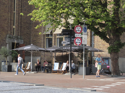 901923 Gezicht op het zijterras van stadscafé Meneer Potter (Potterstraat 3) op de Neude te Utrecht.